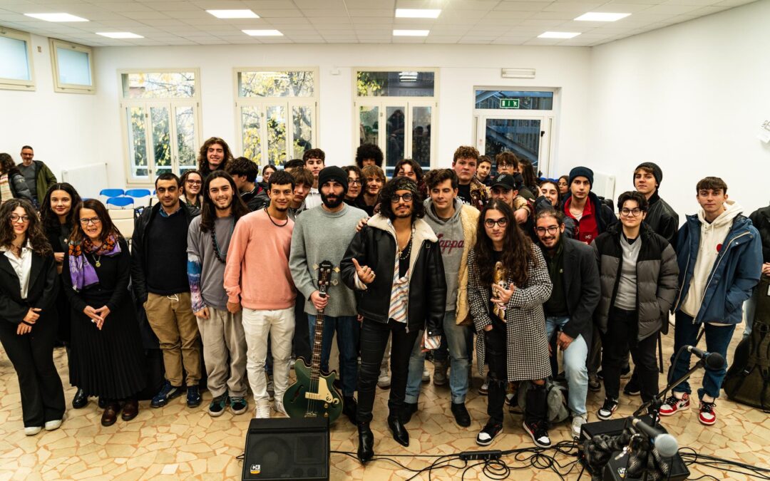 Il cantautore Diego Conti live a sorpresa presso il Liceo Musicale “Lucio Dalla”,  protagonista di uno showcase speciale tra le mura di scuola