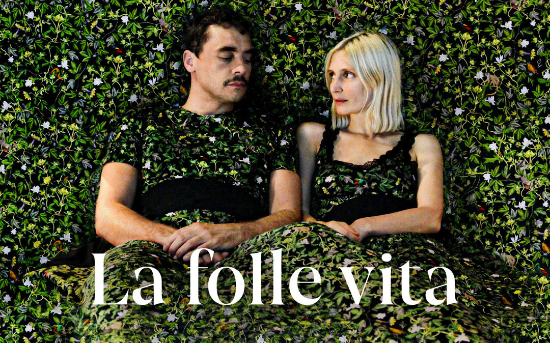 In esclusiva su RaiPlay “LA FOLLE VITA”: dal 6 aprile la toccante commedia diretta da Raphaël Balboni e Ann Sirot