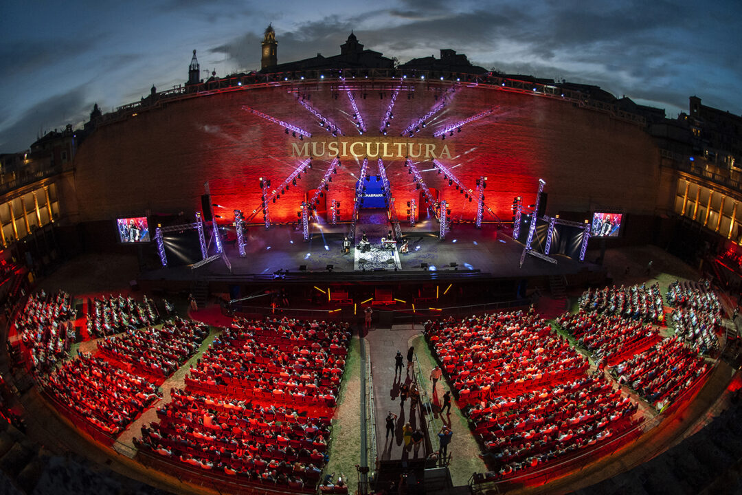 MUSICULTURA 2025: Vinicio Capossela, Tricarico e Antonella Ruggiero primi ospiti delle serate finali allo Sferisterio di Macerata