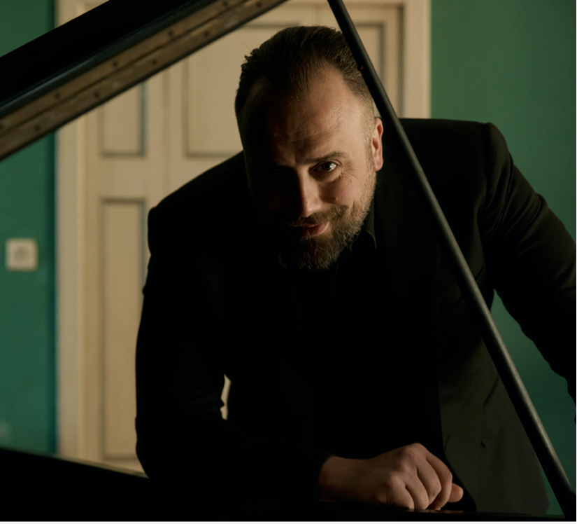 RAPHAEL GUALAZZI torna in tour da maggio 2025 con tre diversi live: Piano-vocal, Quintetto e con Orchestra