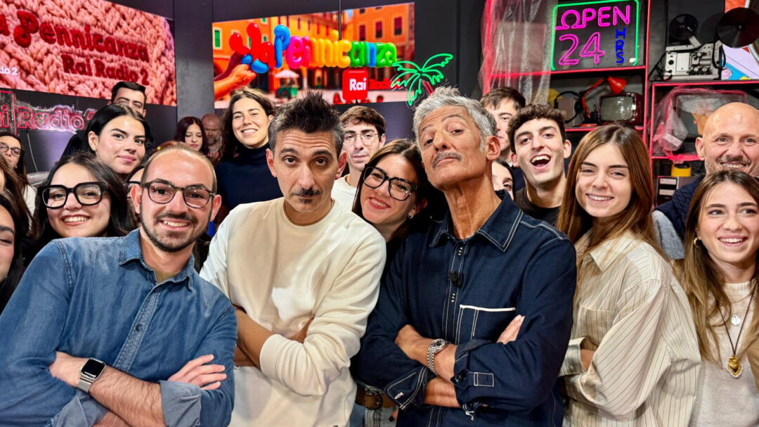 Fiorello chiude la settimana con la “Bubu Gaga Dance” e scherza sui Mondiali: “Alla Norvegia dobbiamo fare 9-0!…E’ FATTA!!!”