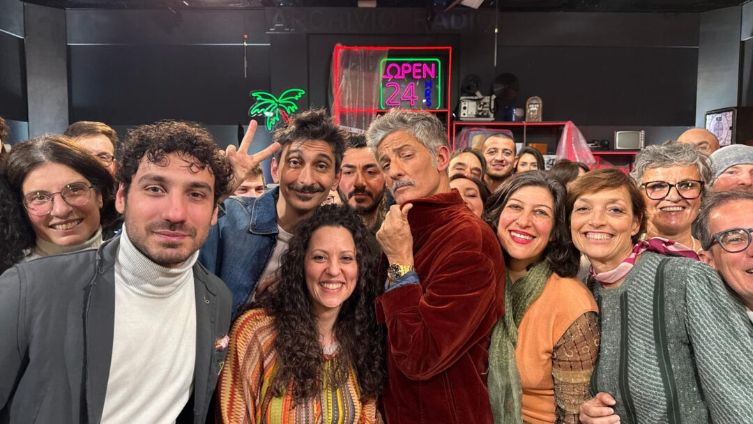 “LA PENNICANZA”, lo ‘spoiler’ sanremese di Fiorello: la sigla di Max Pezzali per il Festival 2026. L’ironia dello showman: “Io tedoforo? I 300 metri li volevo fare sul tapis roulant…”